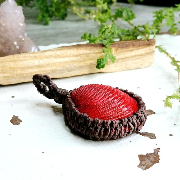 Macrame Seashell Pendant, Shell Jewelry, Red Shell Pendant 2" - Picture 2 of 4